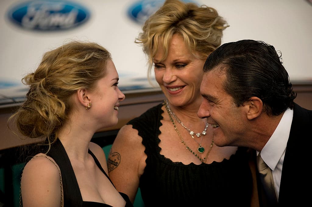 Stella es la hija menor de Melanie y la media hermana de Alexander Bauer y Dakota Johnson, de los matrimonios de Melanie con Steven Bauer y Don Johnson, respectivamente.