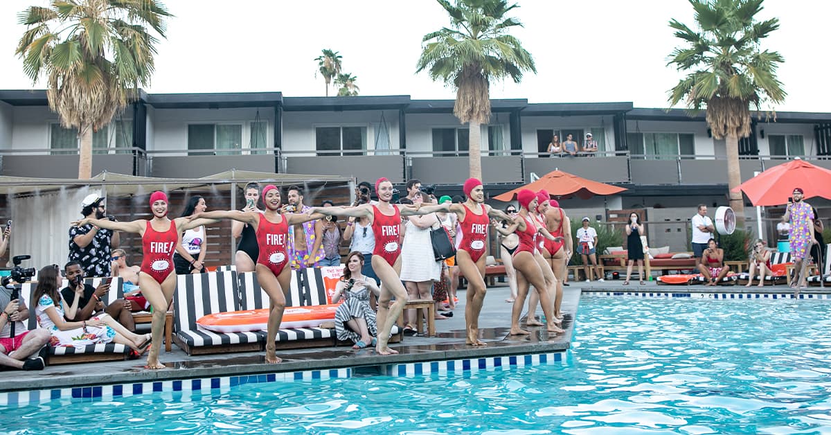 Y si quieres espéctaculos. ¡Las glamorosas y talentosas Aqualilies realizan actuaciones inolvidables de nado sincronizado, vestidas de fuego! Con trajes de baño de paquete de salsa picante.