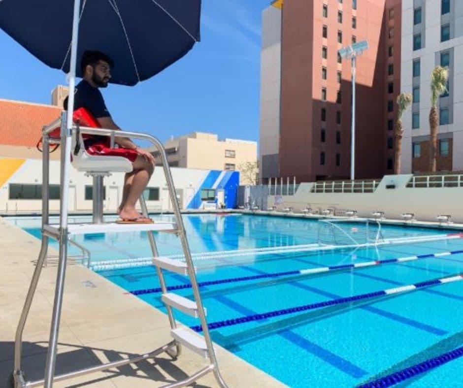 El centro acuático de la Universidad Estatal de San José cuenta con dos piscinas, una de ellas con 21 carriles y la otra recreativa con seis. La alberca cuenta con sombrillas, canastas de baloncesto y mucho más. Los estudiantes tienen acceso gratuito a las instalaciones, pero también está abierto a la comunidad en general. 
<b>Más información <a href="https://www.spartanrecreation.com/aquatics" target="_blank">aquí.</a> </b>