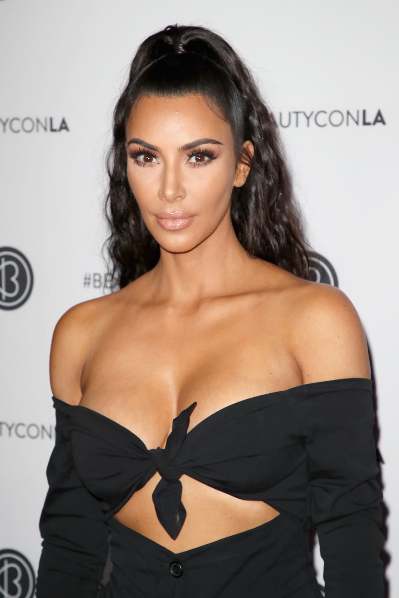 Ante lo publicado por Forbes, que además llevó a West en la portada, Kim Kardashian publicó 
<b><a href="https://twitter.com/KimKardashian/status/1148659890589749248" target="_blank">un tweet</a></b> en el que describió lo orgullosa que se siente de su marido.