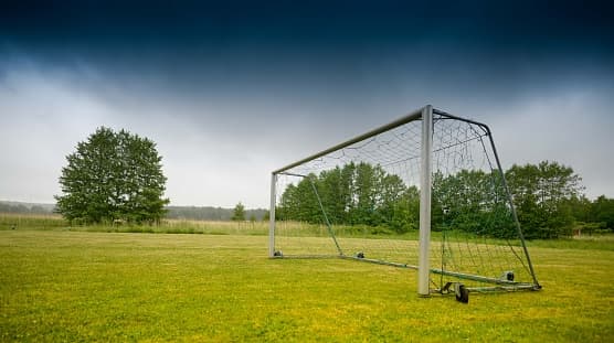 Los deportes al aire libre también están permitidos a partir del 1 de mayo siempre y cuando no haya más de 4 participantes jugando juntos en un momento determinado y se sigan las prácticas de distanciamiento social. Los ejemplos incluyen golf y tenis. El objetivo sería ampliar el número de participantes en la fase 2.