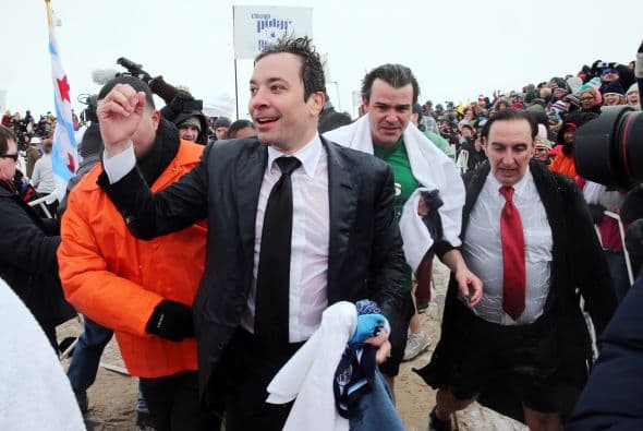 ¡Lo hizo!Mira lo congelado que quedó el comediante Jimmy Fallon luego de aceptar el reto que le hizo el alcalde de Chicago Rahm Emanuel de lanzarse a las congeladas aguas del Lago Chicago durante el Polar Plunge 2014 y con un temperatura de 2 grados