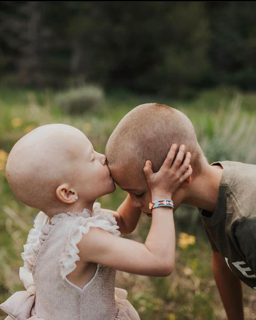 El hermano de Lula decidió cortarse el pelo para acompañarla en el proceso y no se sienta sola. Ante el conmovedor acto de su hijo, Kristen dijo que Kohen 
<b>"tiene un corazón tan amoroso y siempre se esfuerza por hacer que las personas sean felices y que siempre se sientan incluidas".</b>
<br>
<br>En esta fotografía Lula besa la frente de su hermano Kohen, con su pelo recién cortado, mientras le sostiene su cabeza con sus manos, en una de las imágenes que más han cautivado en la cuenta de Instagram de su madre Kristen. 
<br>