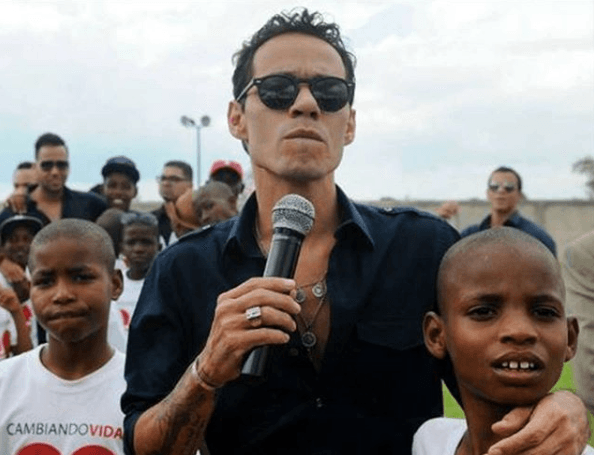 Con o sin gafas, Marc Anthony tiene un talento inmenso y corazón noble y solidario.