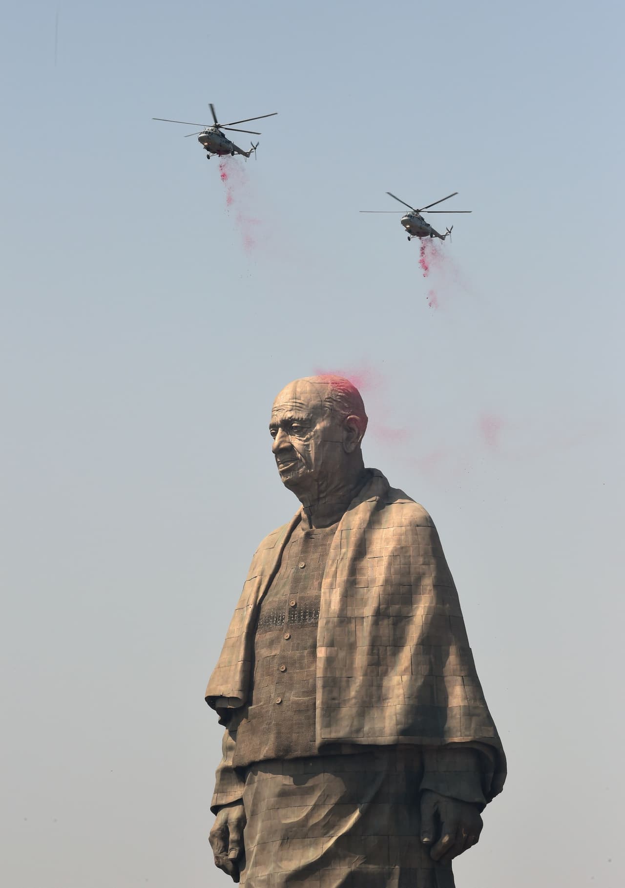 Durante la inauguración, Helicópteros Air Force volaron sobre la estatua regando
<b>pétalos de rosas rojas sobre ella. </b>