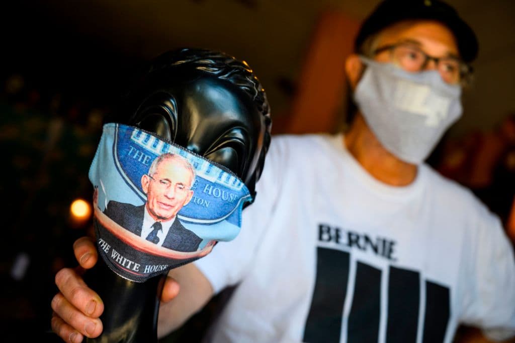 Según Wyatt, la máscara con el Dr. Anthony Fauci es un éxito de ventas. Fauci es un médico estadounidense especializado en inmunología que ha trabajado en investigaciones contra el VIH. En las últimas semanas se ha desatado una “faucimanía” en donde su rostro también se puede ver en camisetas. El médico dijo que la pandemia se pudo haber mitigado en Estados Unidos si se hubieran tomado medidas con anticipación, lo que le valió la desaprobación de Donald Trump.