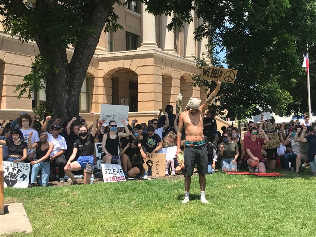 El alcalde de Georgetown Dale Ross, el jefe de policía Wayne Nero y otros oficiales asistieron al evento.