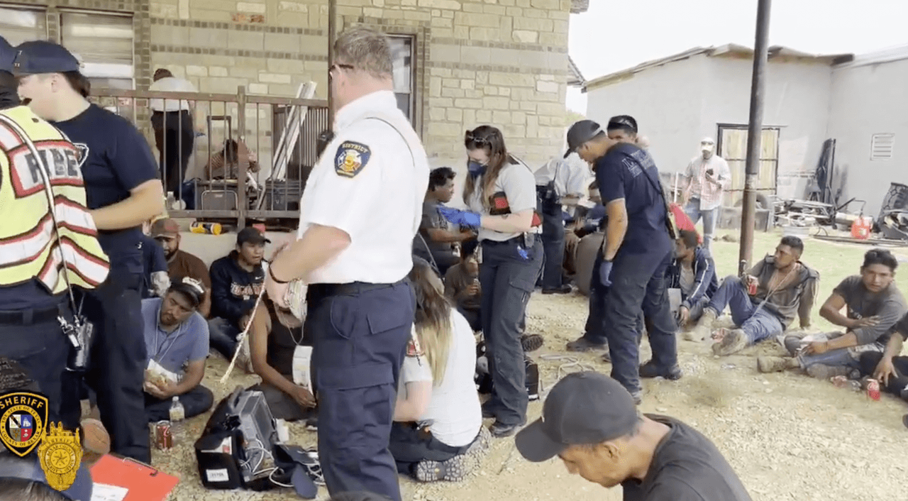 Autoridades del condado de Bexar lograron rescatar a 40 inmigrantes indocumentados, en su mayoría mexicanos, tras una redada en una casa ubicada en Atascosa.