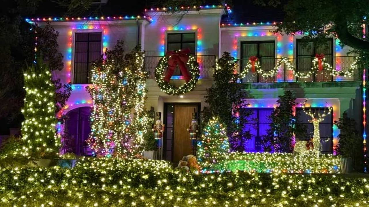 <h3 class="cms-H3-H3">Highland Park</h3>
<br>🌟 Recorrido por Highland Park Village y el vecindario decorado con luces navideñas.
<br>📆 
<b>Fecha: </b>A partir del 8 de diciembre.
<br>⏰ 
<b>Horario: </b>Desde que oscurece.
<br>📍 
<b>Ubicación: </b>
<a href="https://maps.app.goo.gl/8Y7jyEynGJsVBuSC7" target="_blank">Highland Park, inicio en la esquina de Armstrong y Preston </a>