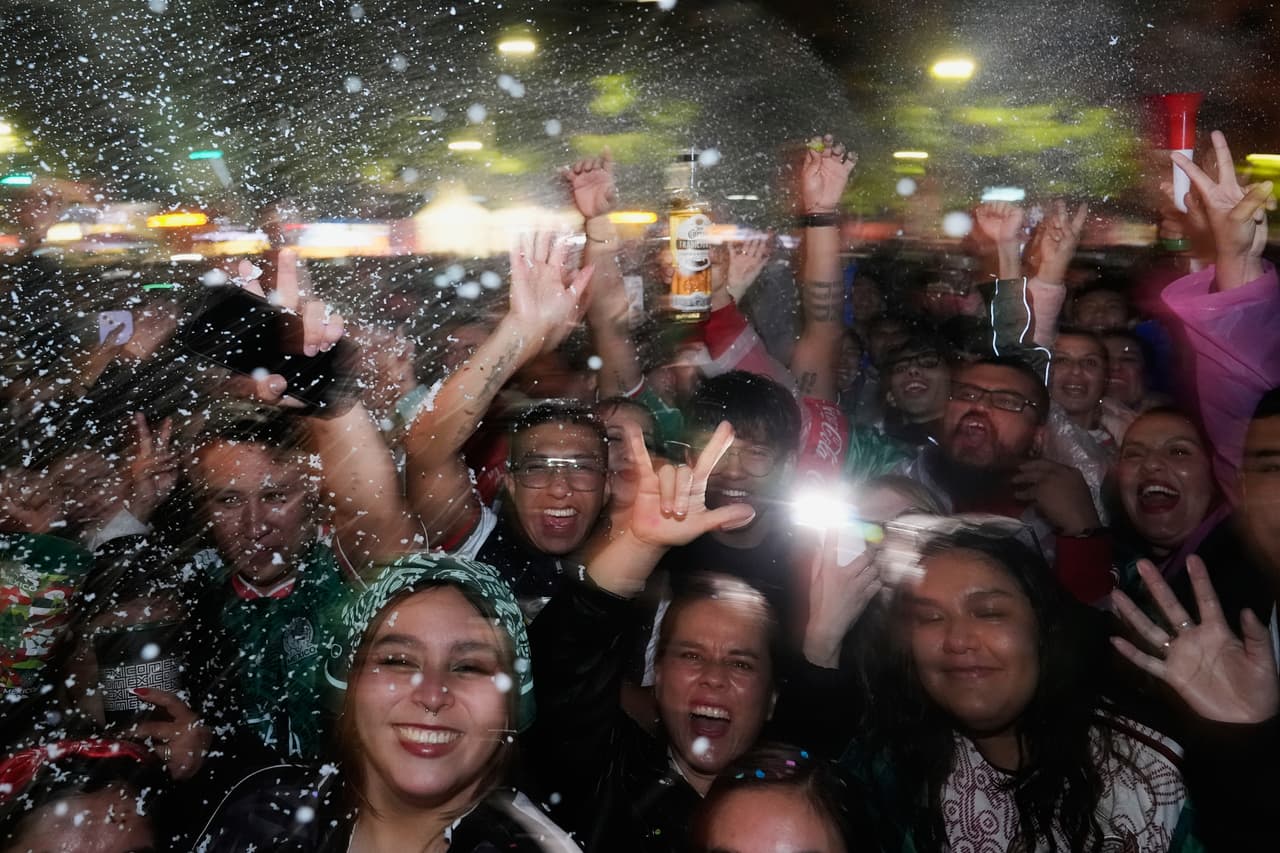Cerca de la medianoche, cuando la celebración se había desbocado ya, la jefa de gobierno (alcaldesa) de la capital Clara Brugada dijo que había un millón de personas festejando en las calles.