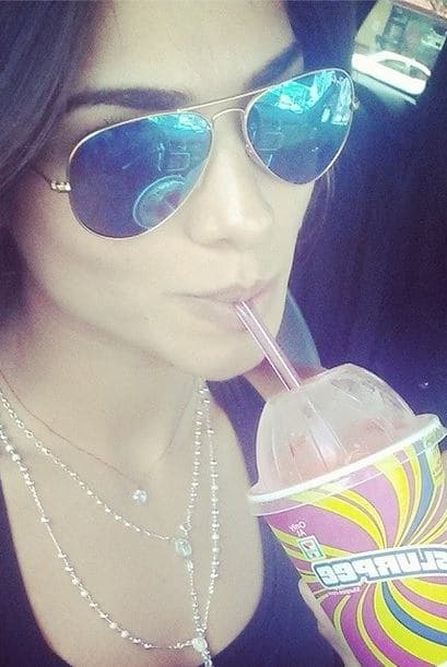 Su belleza deslumbra en todo momento incluso disfrutando de una deliciosa bebida.