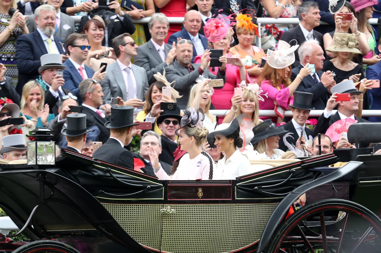 Así que este año no podían faltar los nuevos duques en la procesión a la que acudieron acompañados del 
<b>príncipe Edward</b>, cuarto hijo de la reina, y su esposa 
<b>Sophie, condesa de Wessex</b>.