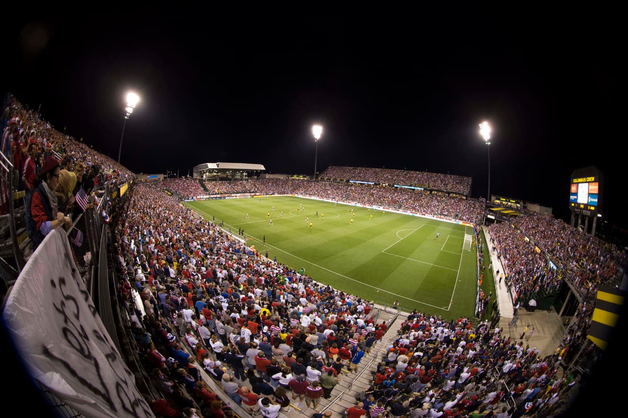 El turno del milenio dio paso al primer Juego de las Estrellas a jugarse en un estadio de fútbol y no de futbol americano. La versión del 2000 se jugaría el 29 de julio en el Columbus Crew Stadium.