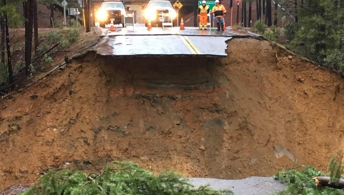 Este enorme boquete se formó debido a los aguaceros en el norte de California 