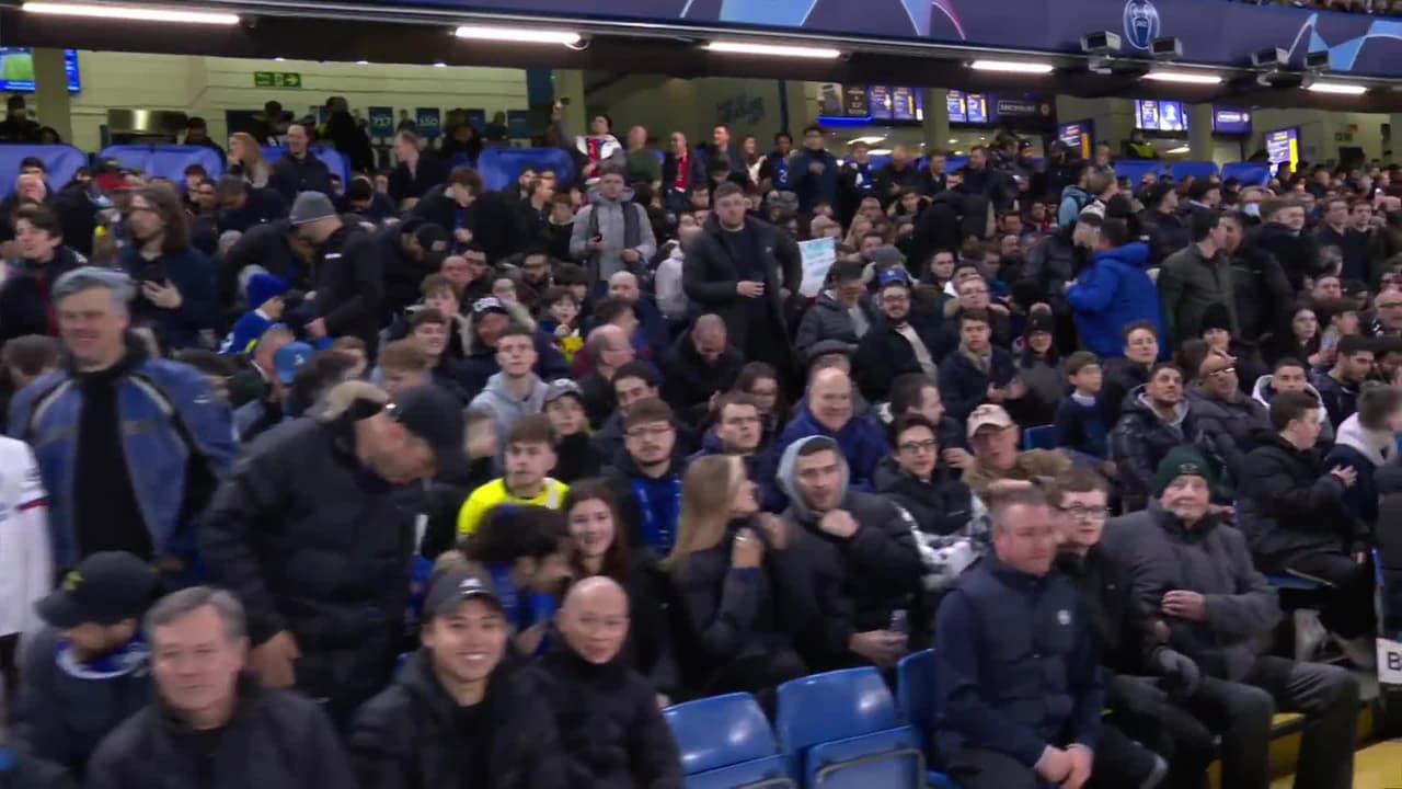 Arranca el partido y la pelota está en juego.