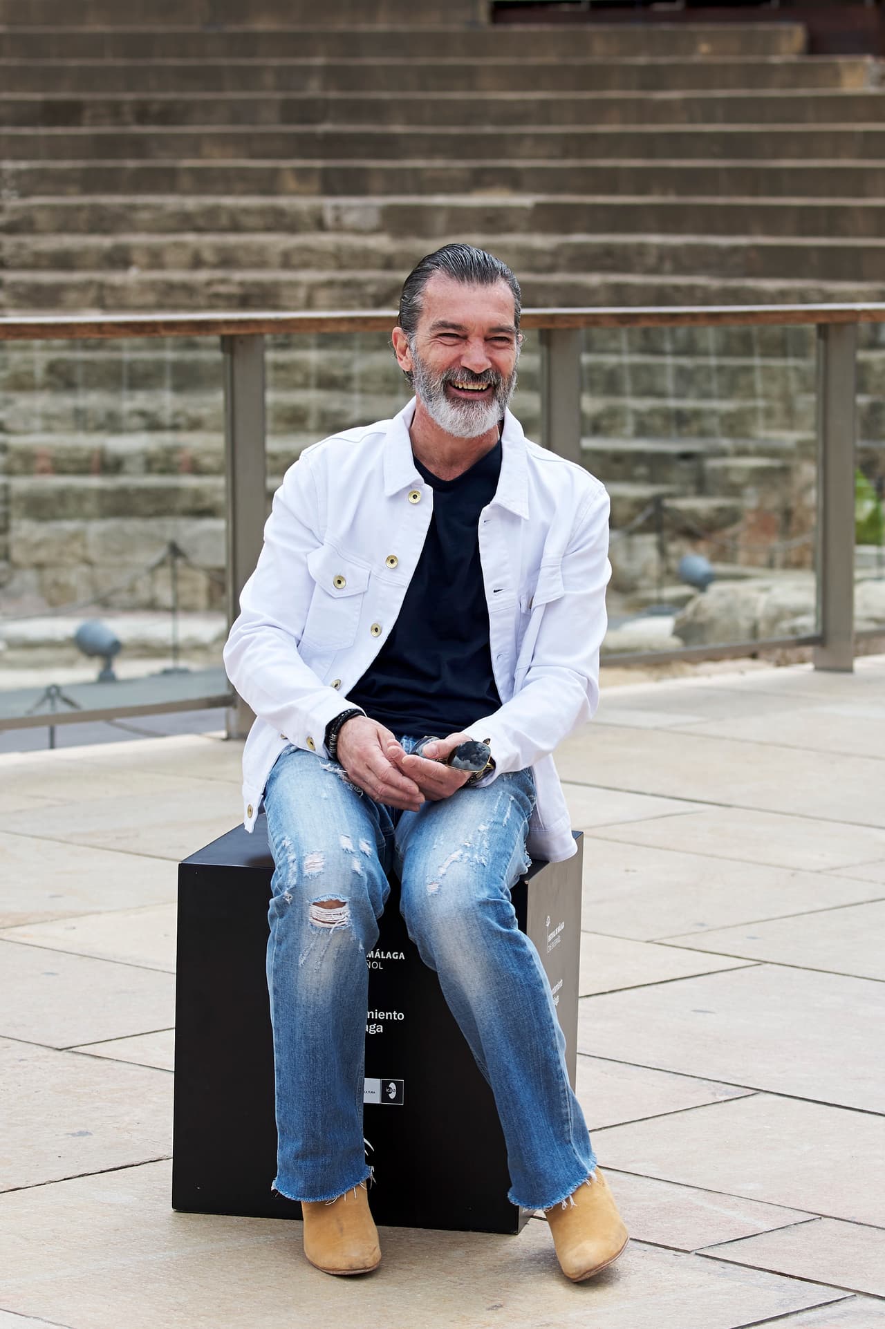 Antonio Banderas posa para la prensa antes de recibir el premio Biznaga de Oro Honorífica en el último día del Festival de Cine de Málaga, el sábado 25 de marzo.