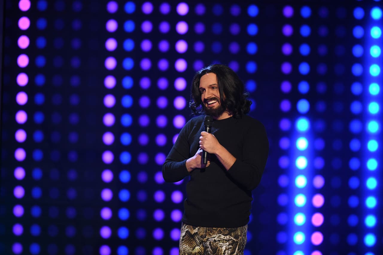 El cantante de regional mexicano, guardó el sombrero y se presentó como Marco Antonio Solís. El Dasa cantó 'Mas que tu amigo' demostrando así, lo tan comprometido que está con los personajes que le toca caracterizar.