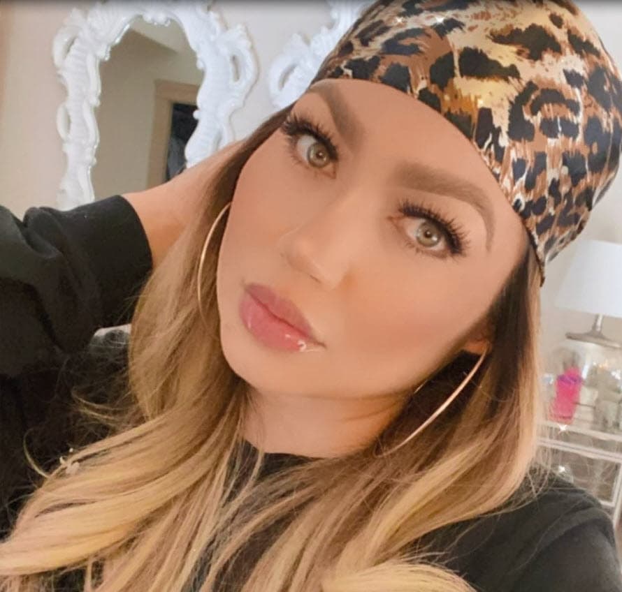 También, seguidores del cantante han dicho que se parece a Chiquis Rivera.
<br>