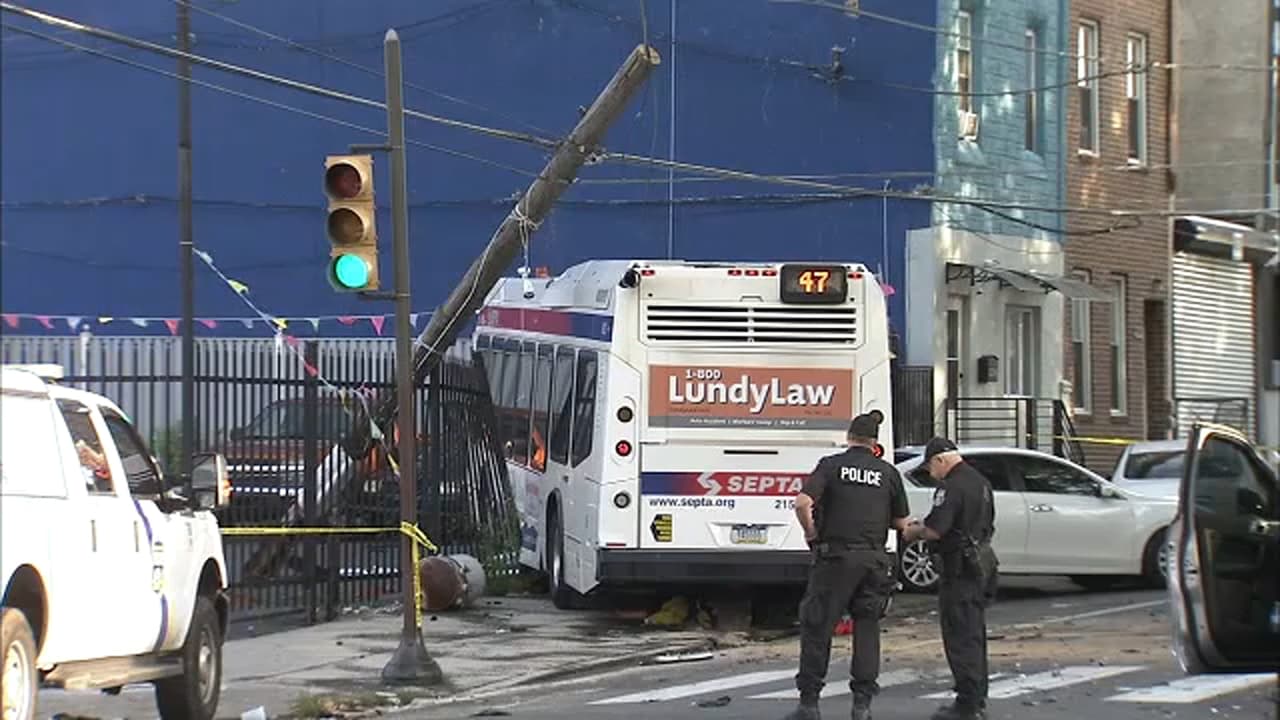 Las autoridades han cerrado la zona al tráfico. Se está llevando a cabo una investigación sobre lo que provocó la colisión.