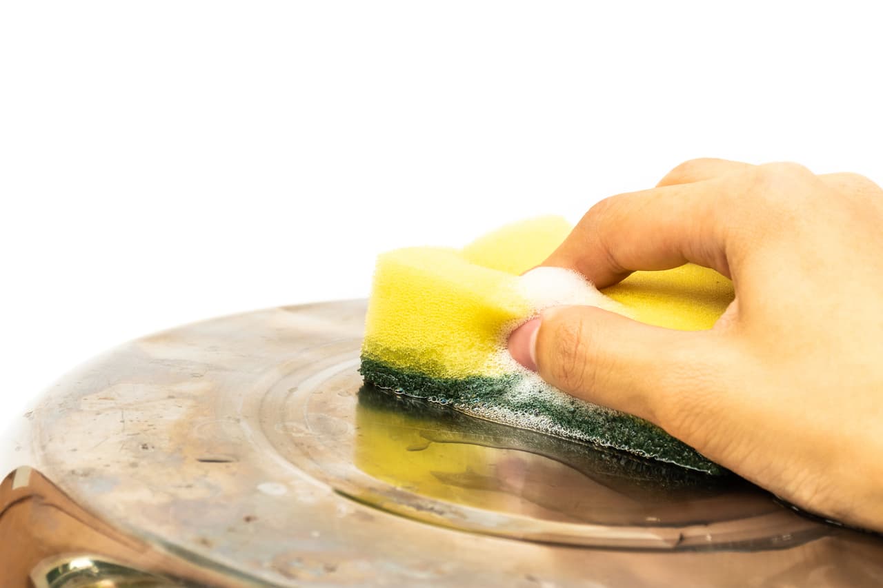 El estropajo que usas para lavar los platos
<b>es el objeto más sucio de tu casa: contiene más gérmenes que la taza del inodoro</b>. Un
<a href="https://www.nature.com/articles/s41598-017-06055-9" target="_blank">estudio</a> llevado a cabo por la Universidad de Furtwangen, en Alemania, reveló que un centímetro cúbico de estropajo de cocina
<b>pueden contener tantas bacterias como las heces</b>. Los trapos no están mucho más limpios. Lo aconsejable es reemplazarlos a menudo.