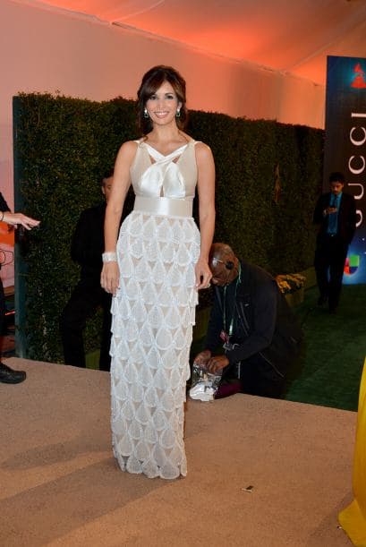 Giselle Blondet con un traje del puertorriqueño Luis Antonio.