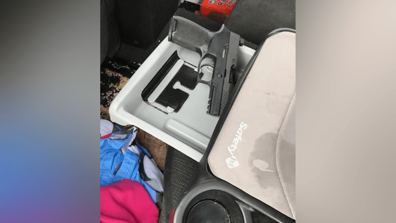 Una mujer fue detenida tras conducir en un vehículo con un infante de 3 años, un rifle AR-15 y una pistola.