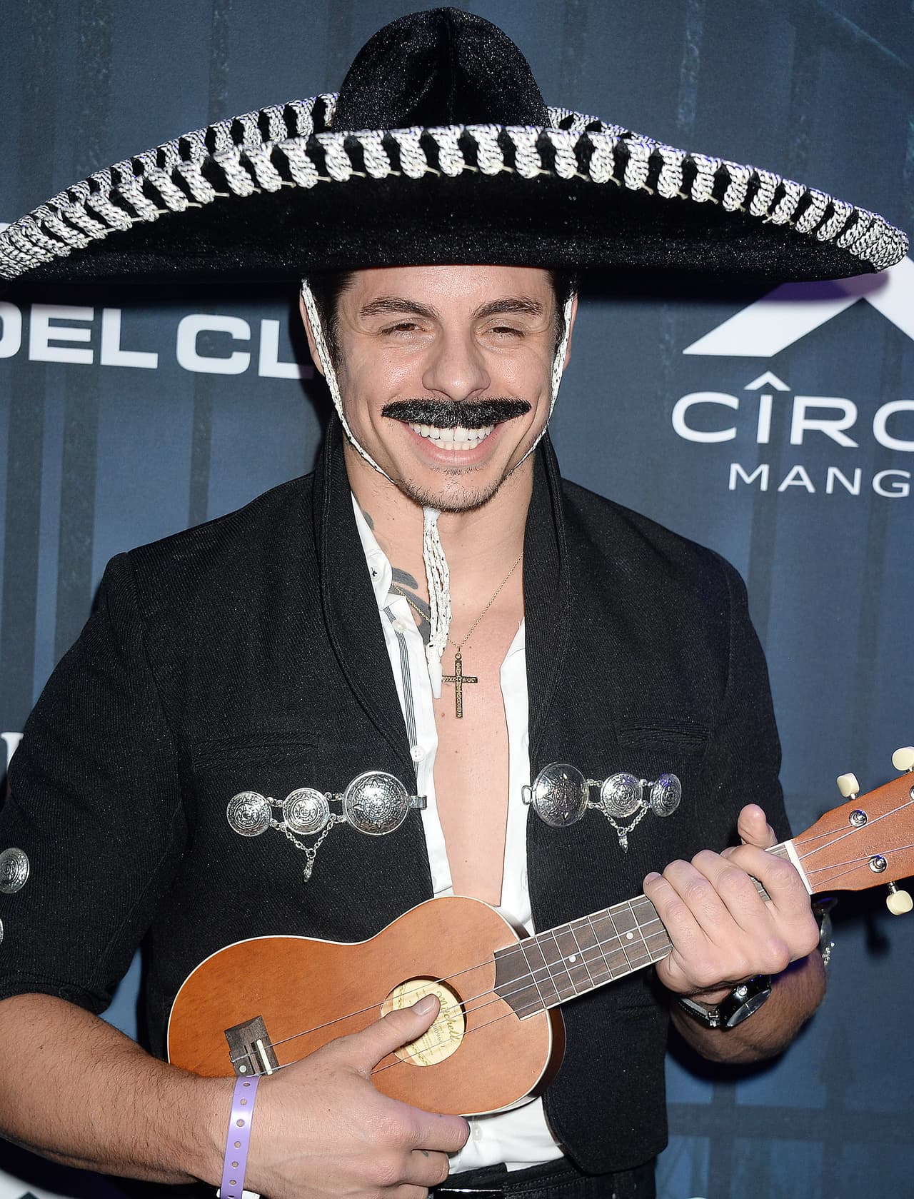 Vimos que Casper sí sabe agarrar la guitarra.