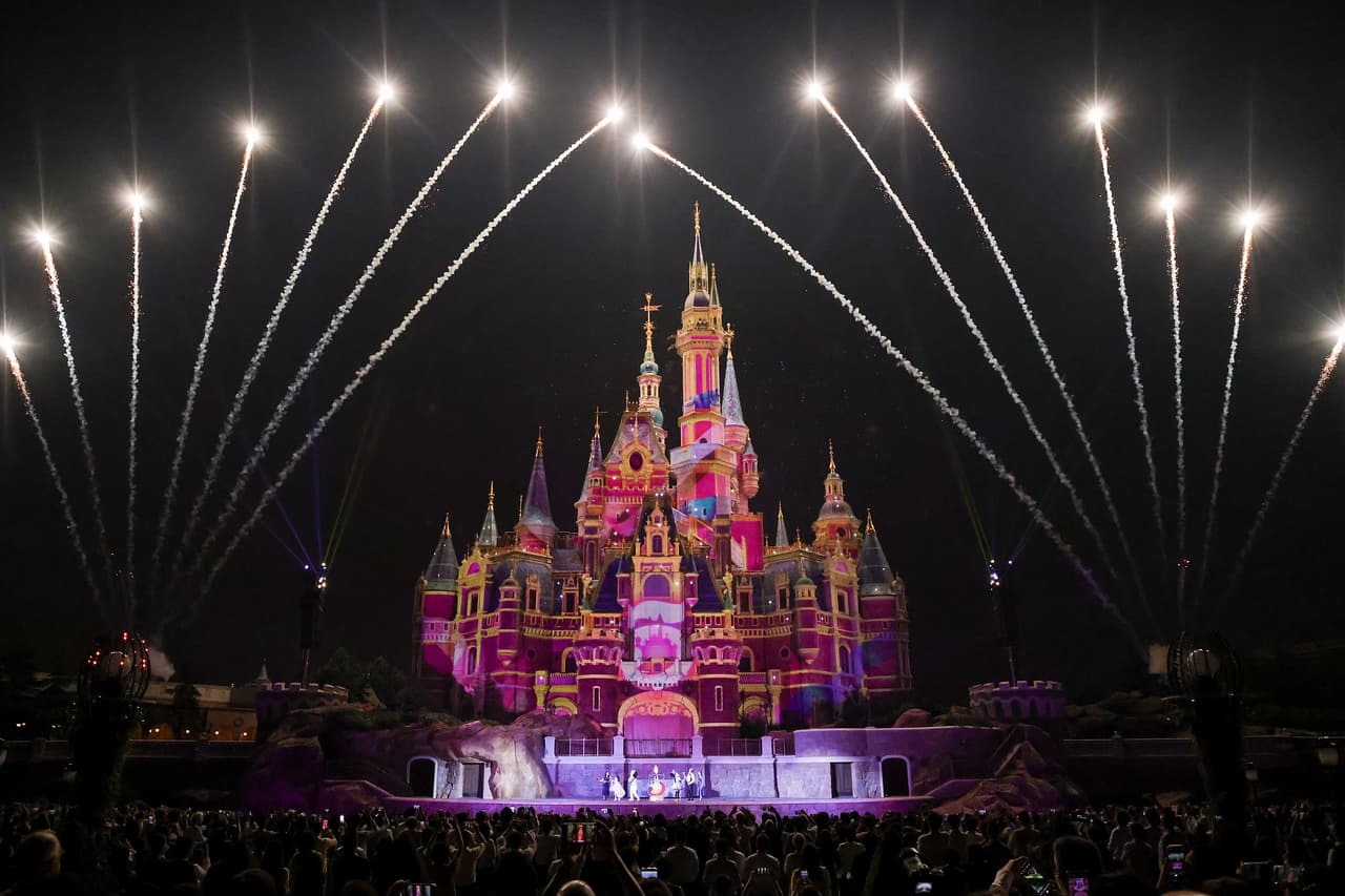 <b>Puesto 22. Disney</b>
<br>
<br>Valor de la marca en 2021: 51,200 millones de dólares.
<br>
<br>Cambio en el valor de la marca de 2020 a 2021: -8.7% (-4,900 millones de dólares).
<br>
<br>Sector: entretenimiento y medios.
<br>
<br>País: Estados Unidos.
<br>
<br>El imperio Disney tiene canales de televisión, parques, estudios de cine y más. La marca enfrentó dificultades financieras en 2020, ya que su compañía matriz se vio obligada a cerrar sus parques y a posponer el estreno de varias películas.
<br>
<br>Las 50 marcas más valiosas se encuentran principalmente en dos países: Estados Unidos (22) y China (16). Alemania y Japón son los únicos otros dos países con múltiples compañías en el ranking.
<br>