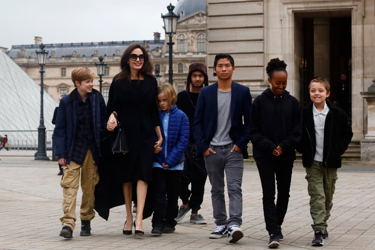 De otra parte, al hablar del fenómeno de las redes sociales, Angelina Jolie reveló que ni ella ni ninguno de sus seis hijos están en Facebook, porque no había encontrado la necesidad de hacerlo.