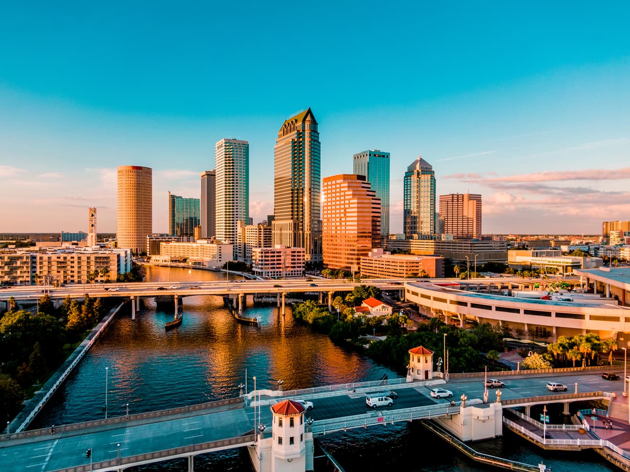 <b>Puesto 10: Tampa, Florida</b>
<br>
<br>Puntaje total: 61.78 
<br>
<br>Entorno empresarial: puesto 44.
<br>
<br>Acceso a recursos: puesto 23.
<br>
<br>Costos empresariales: puesto 13.
<br>
<br>Según la investigación, las ciudades con mayor disponibilidad de capital humano son Detroit (Michigan), Newark (Nueva Jersey), North Las Vegas (Nevada), Nueva York (Nueva York) y Long Beach (California). 
<br>