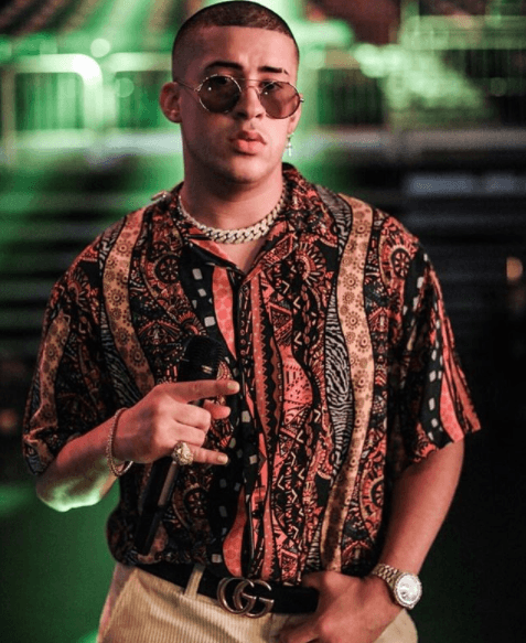 Bad Bunny acude por sorpresa a un instituto para anunciar becas para hispanos