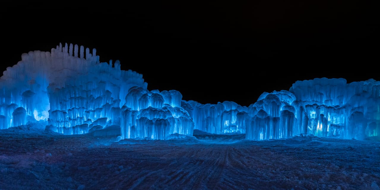 Los castillos incluyen impresionantes esculturas iluminadas con luces LED, tronos congelados, túneles de hielo, fuentes y más.
<br>
