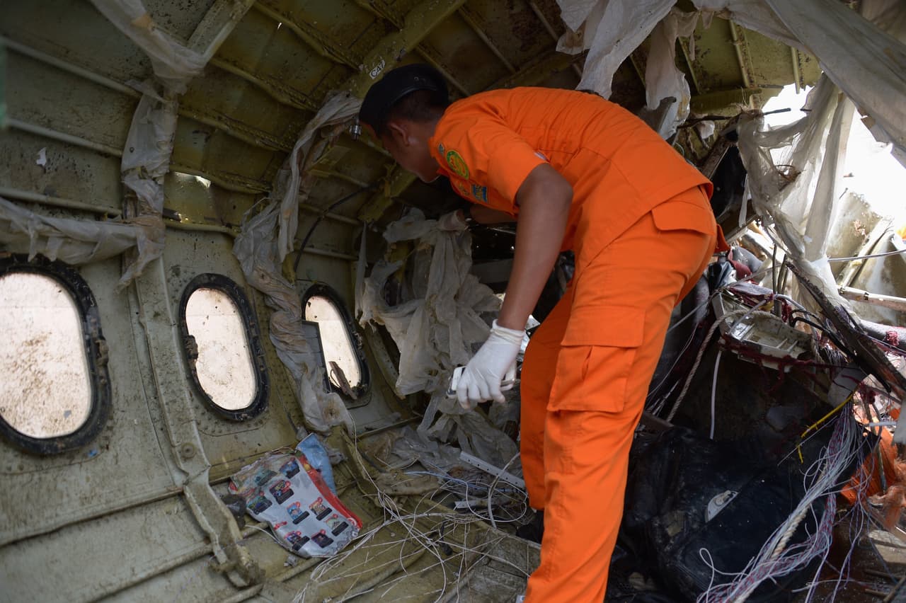 Falla mecánica y error del piloto provocaron accidente del avión de AirAsia