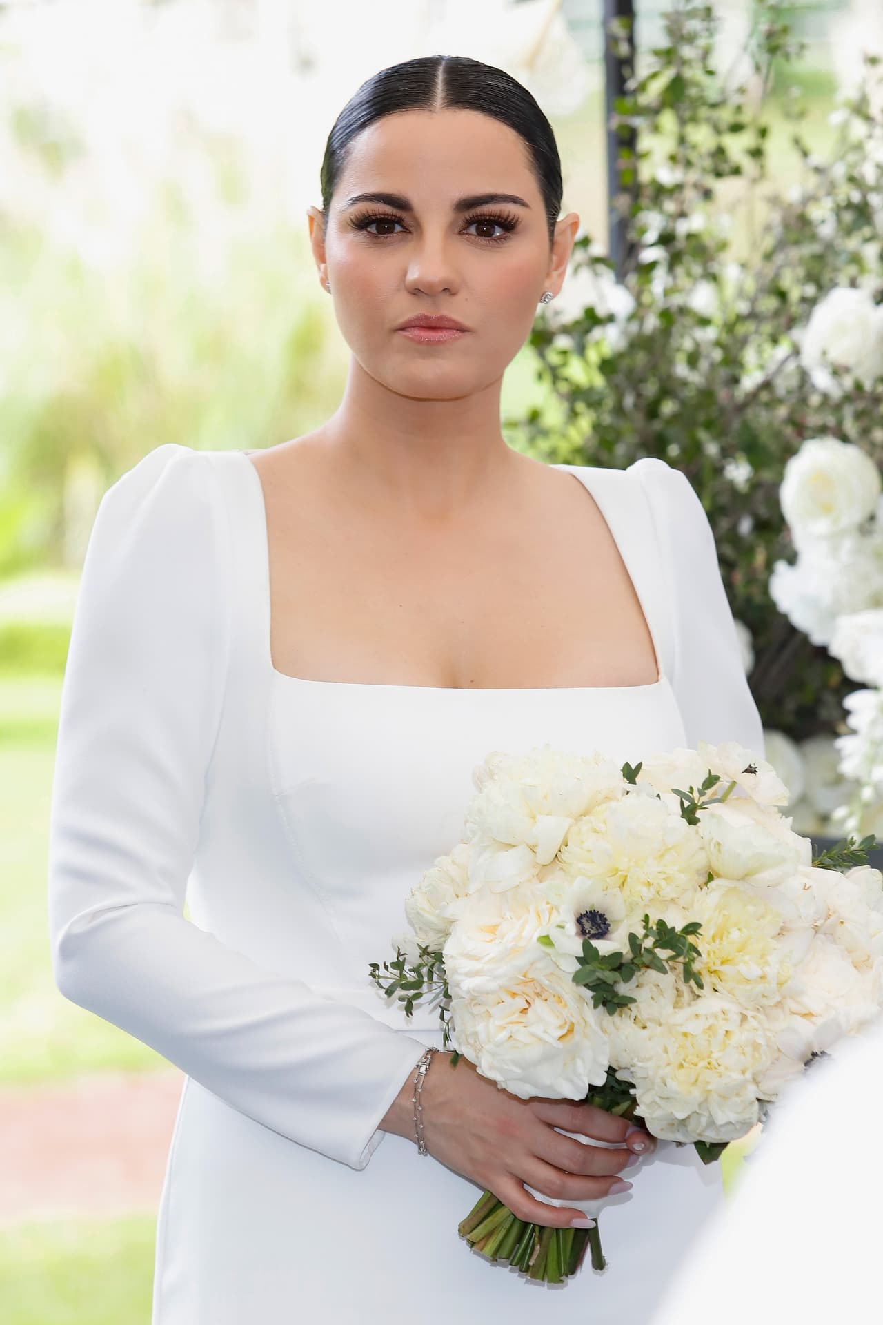 Durante el fin de semana de sus bodas, al igual que lo hizo Jennifer López, la actriz de 
<a href="https://www.vix.com/es-es/detail/series-554?utm_medium=internal_referral&utm_source=univision&utm_campaign=breaking_news&utm_content=ed_entertainment&utm_term=slideshow" target="_blank">‘Rebelde’, que puedes ver gratis aquí en ViX</a>, utilizó más de un vestido de novia. 
<br>