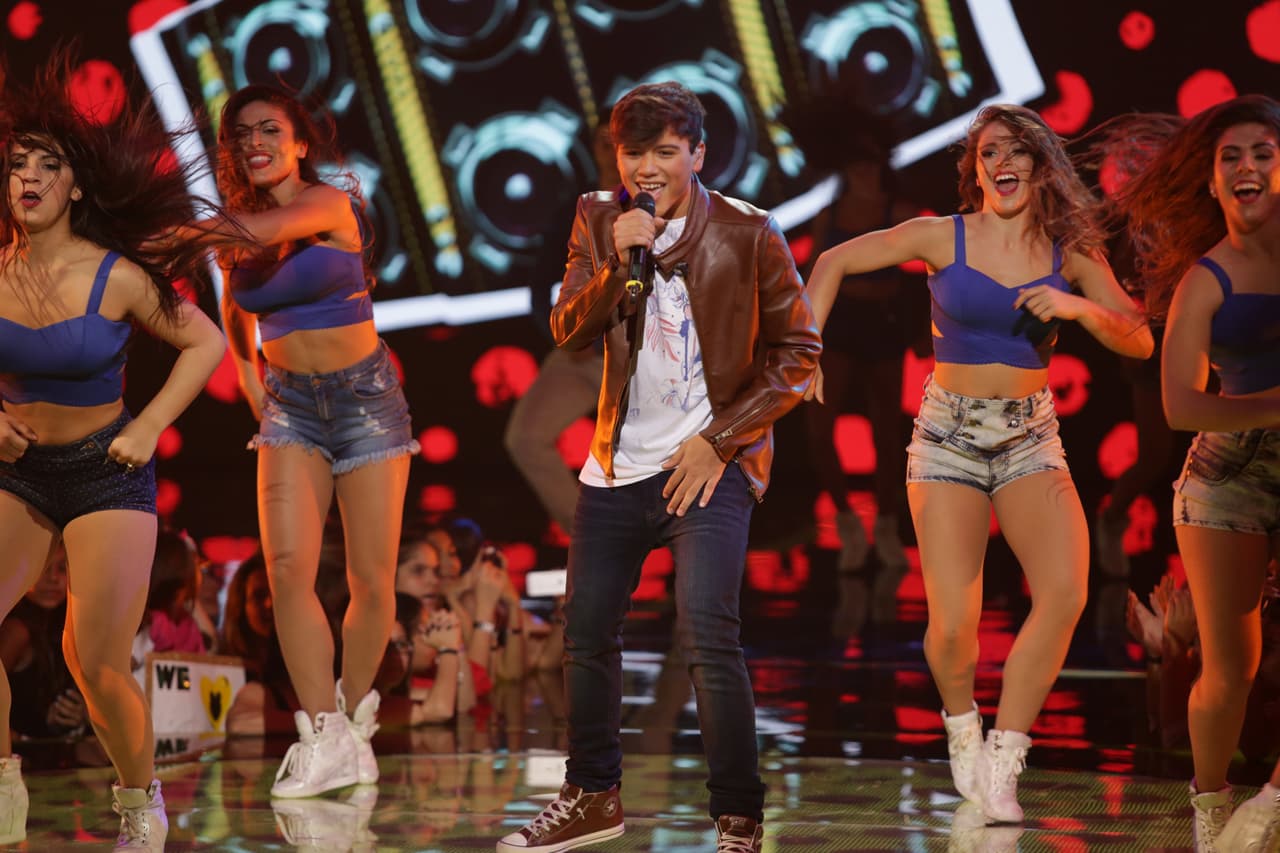 Una noche donde se le hizo honor al Latin GRAMMY, hubo sorpresas y la eliminación de un chico más. Esta noche le dijimos adiós a Sebastián y los jueces, además de no tener paciencia, fueron difíciles de complacer.