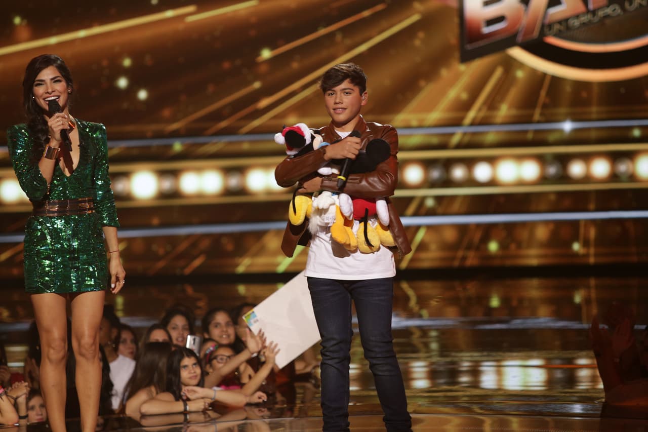 Una noche donde se le hizo honor al Latin GRAMMY, hubo sorpresas y la eliminación de un chico más. Esta noche le dijimos adiós a Sebastián y los jueces, además de no tener paciencia, fueron difíciles de complacer.