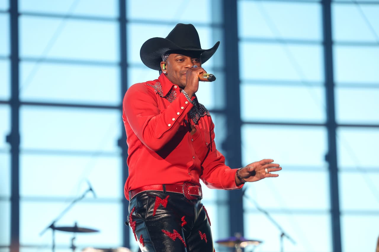 Mientras intentaba alcanzar la fama, Jimmie vivió en la calle por un tiempo. Dormía en su carro cuando no estaba trabajando o tocando música.