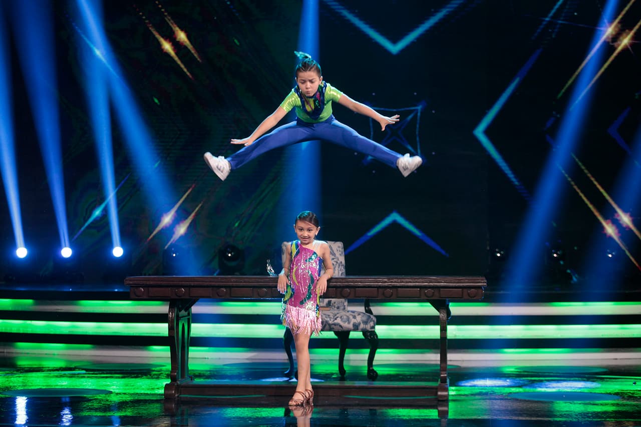 Mariana y Rubén dieron una lección de profesionalismo al bailar sobre una mesa 'Que rico la ponen'. Su calificación final fue de 44 puntos.