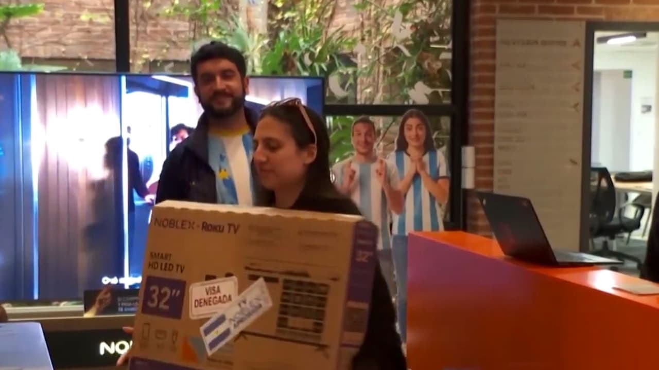 Transforman tristeza en alegría: Aficionados argentinos que se quedaron sin visa para ir a la Copa reciben regalos