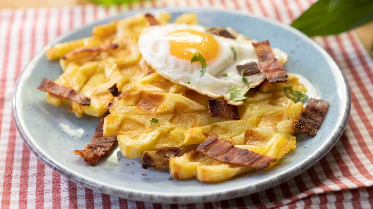 Desayuno con papas fritas del día anterior y tocino 