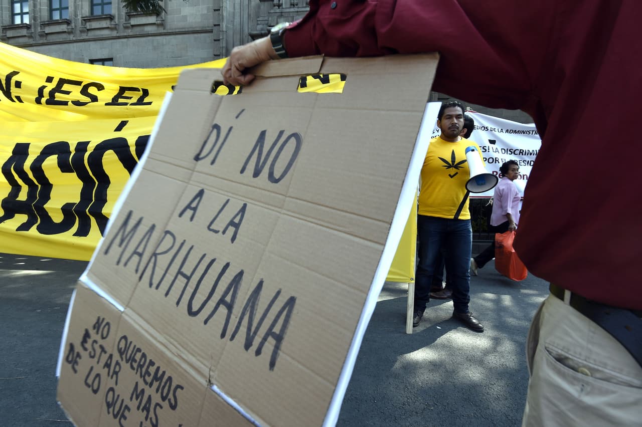 Manifestantes a favor y en contra de la legalización de la marihuana.