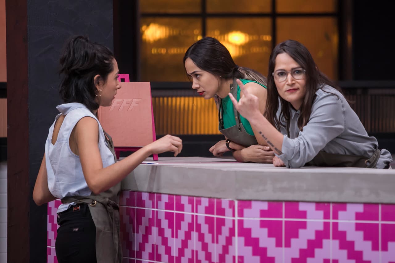 "Las flans" de Familias Frente al Fuego, como las bautizó el chef Antonio de Livier, tuvieron algunos problemas durante su primer reto de cocina. Desde que se les rompió el abrelatas hasta el tema de la olla express.