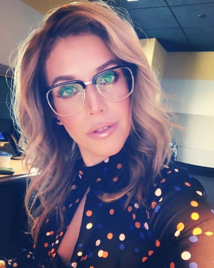 Es por esto que
<a href="http://www.facebook.com/erikareynapage/">Erika</a> tiene algunos lentes transparentes.