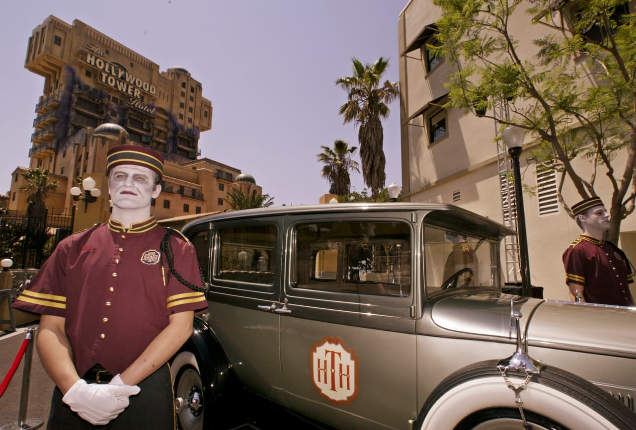 Turista de Chicago golpeó a empleado de Disney World en la cara y comenzó a presionar los botones del paseo, Tower of Terror