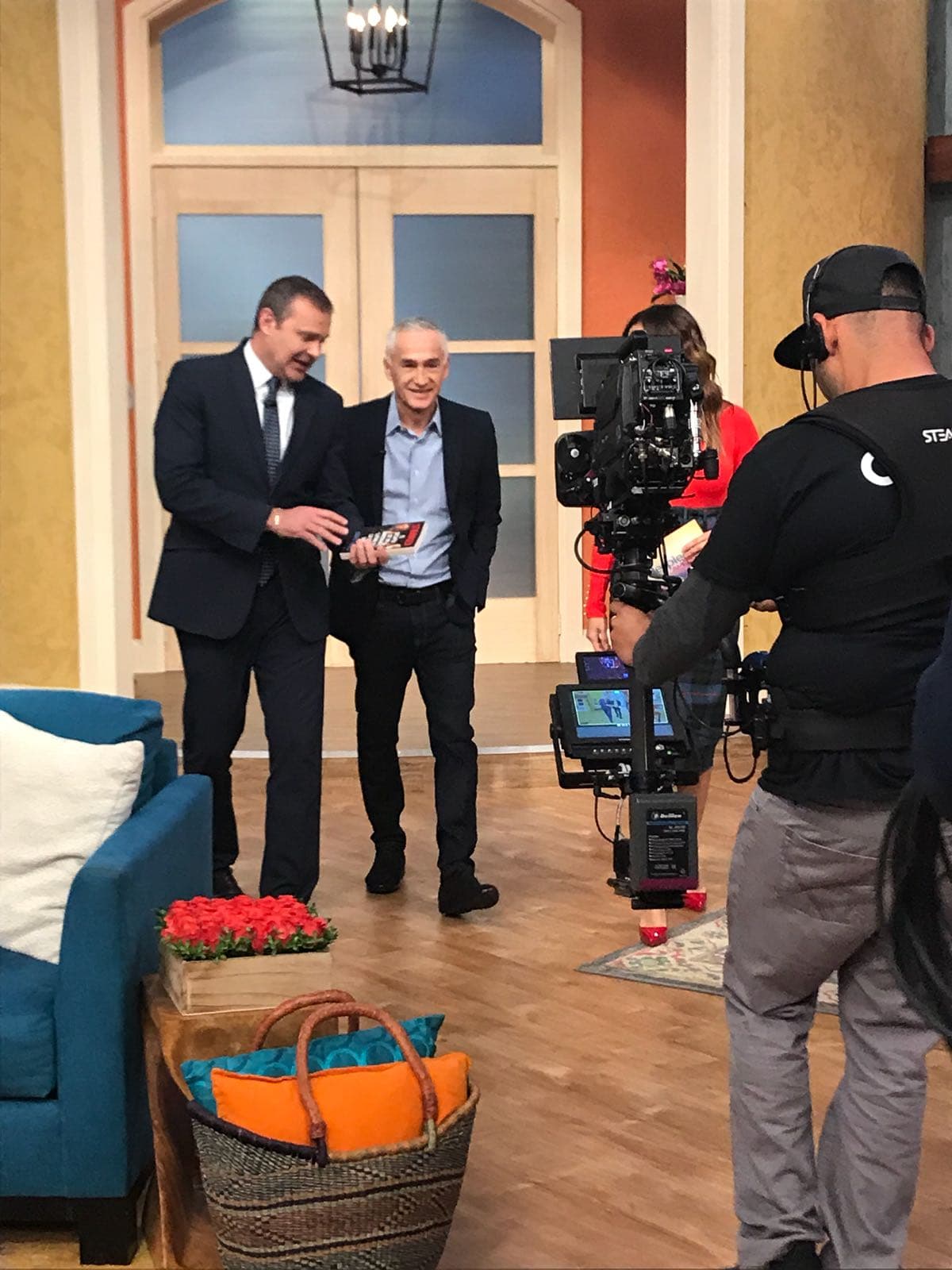 Alan Tacher y Karla Martínez le dieron la bienvenida. Jorge presentó su libro 'Stranger, el desafío de un inmigrante latino en la era de Trump'.