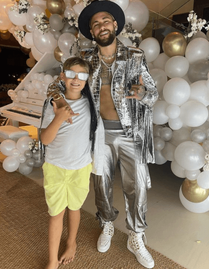 Neymar Jr y su hijo en fiesta de Año Nuevo.