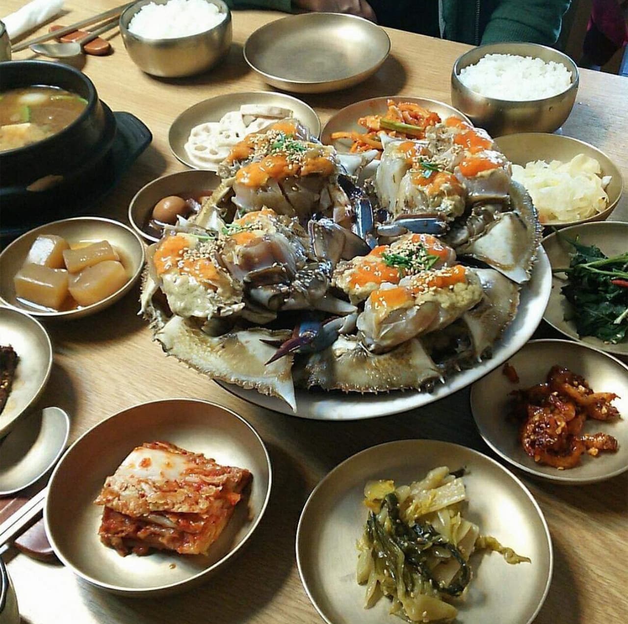 <b>Puesto 11: Den, e</b>n Tokio, Japón.
<b> </b>Estilo de comida: tokyo kaiseki o alta cocina de Tokio. Ofrece una versión elevada y profundamente personal de la cocina casera japonesa. Recurre a diversas influencias pero siempre basadas en 
<a href="https://www.instagram.com/p/BpMSkzHHT0P/?utm_source=ig_web_copy_link">ingredientes primarios del océano, los pastos y los bosques de Japón.</a>