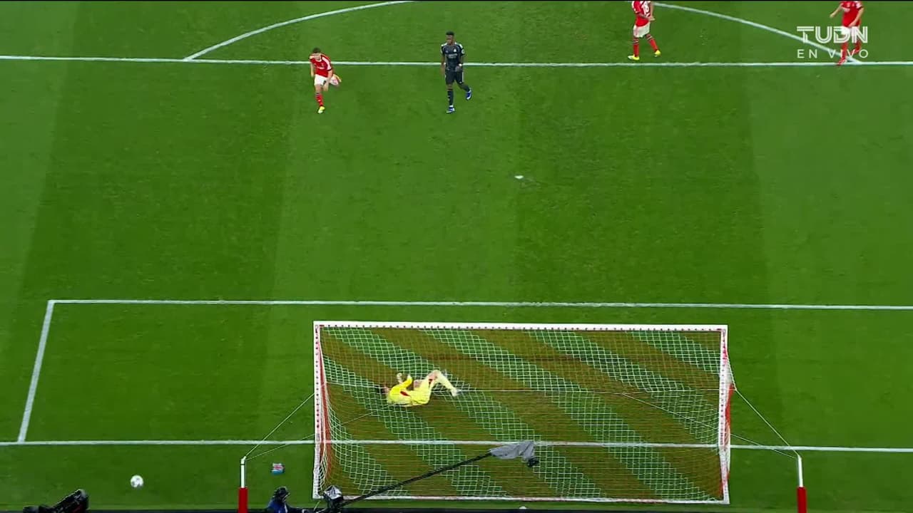 ¡CERCA! Heorhii Sudakov disparó que se estrella en el poste.