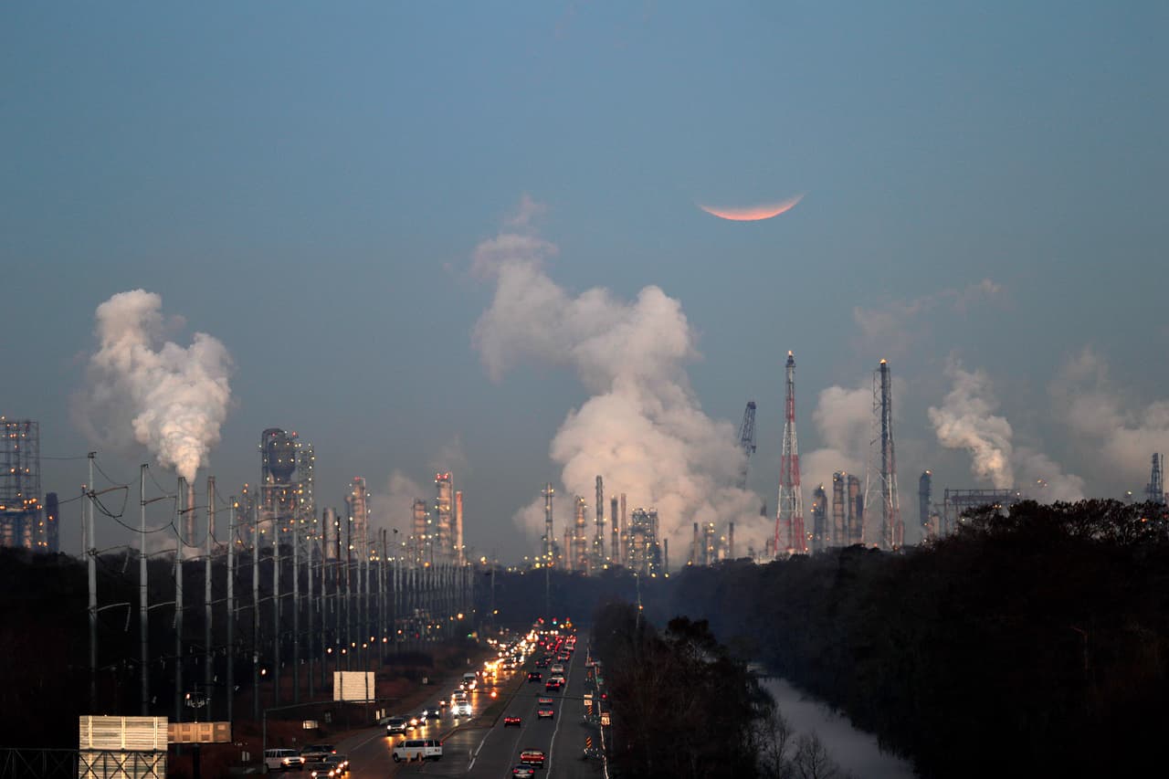 Un cachito de luna se resiste a desaparecer al amanecer. En la imagen una refinería de gas en St. Charles Parish, Louisiana.