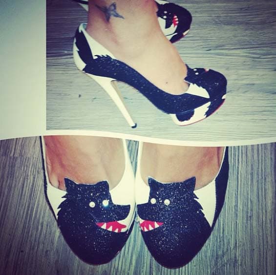 ¿A poco no son los tacones más originales que han visto? El lobo de la caperucita roja está súper cool.